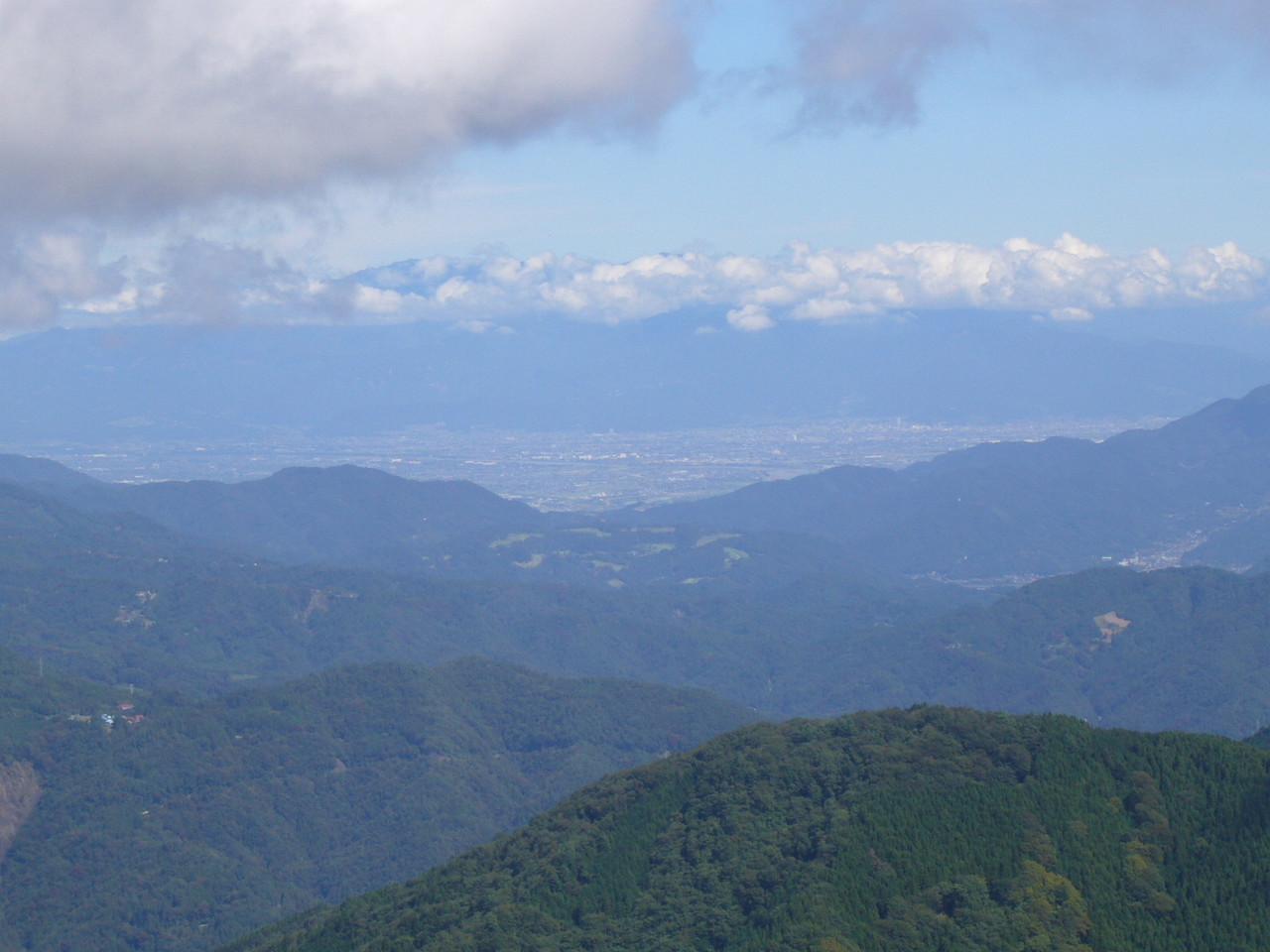 七面山参道から望む身延山（手前）と甲府盆地.JPG